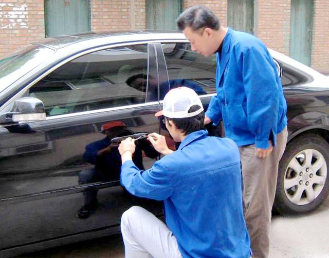 黔东南汽车钥匙丢在车里面怎么办?